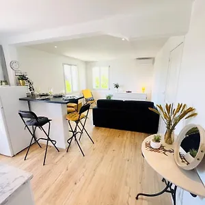 https://cosy-appartement-vue-mer-clim-place-de-parking.fr-provencehotel.com